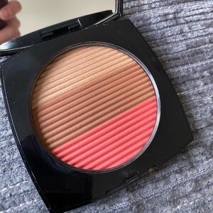 Les Beiges Healthy Glow powder in medium coral